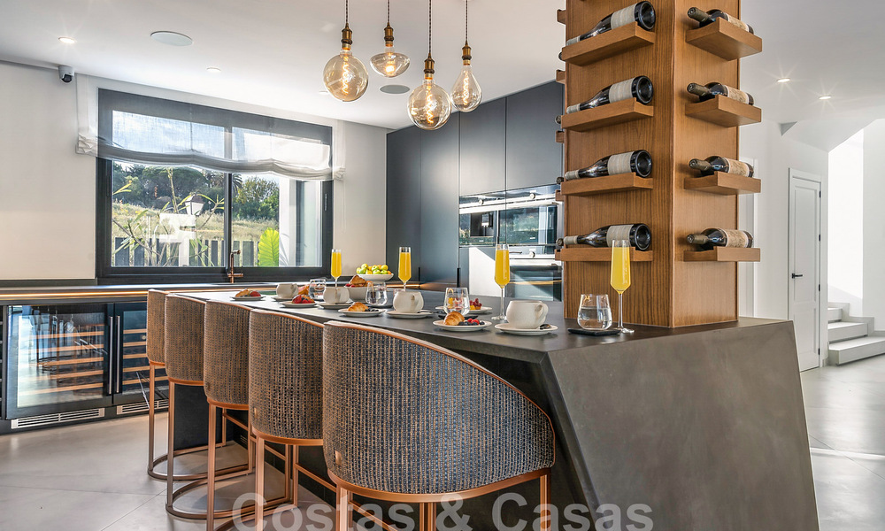 Villa de lujo con diseño mediterráneo moderno en venta en una popular zona de golf en Nueva Andalucía, Marbella 61664