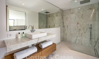 Villa de lujo con diseño mediterráneo moderno en venta en una popular zona de golf en Nueva Andalucía, Marbella 61672 