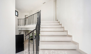 Villa de lujo con diseño mediterráneo moderno en venta en una popular zona de golf en Nueva Andalucía, Marbella 61700 