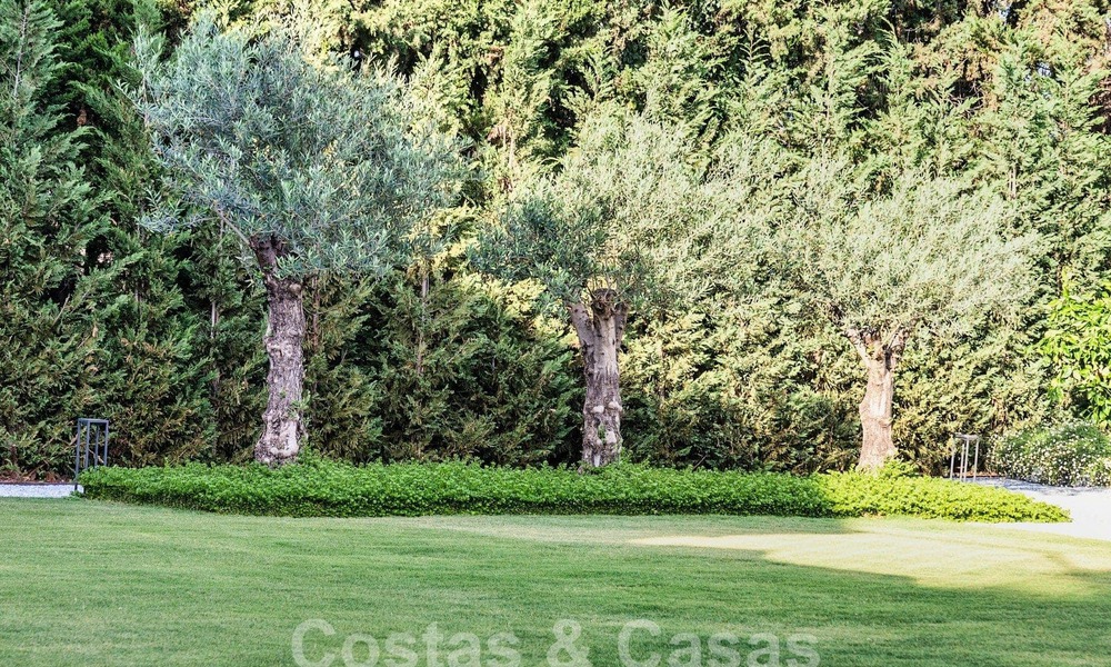 Villa de lujo con diseño mediterráneo moderno en venta en una popular zona de golf en Nueva Andalucía, Marbella 61704