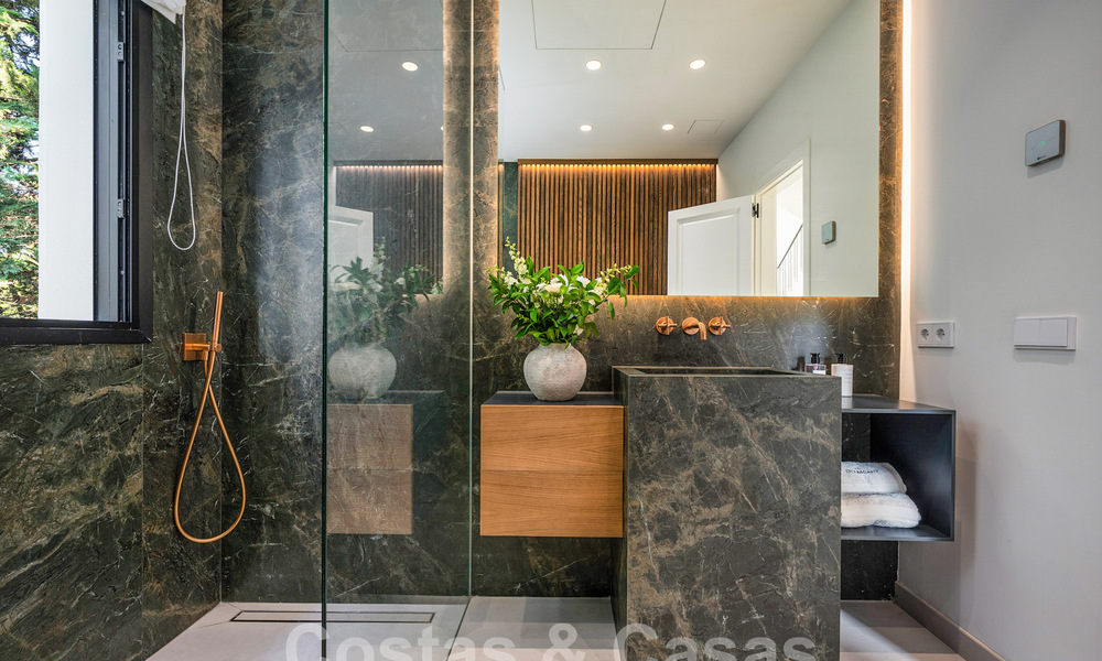 Villa de lujo con diseño mediterráneo moderno en venta en una popular zona de golf en Nueva Andalucía, Marbella 61708