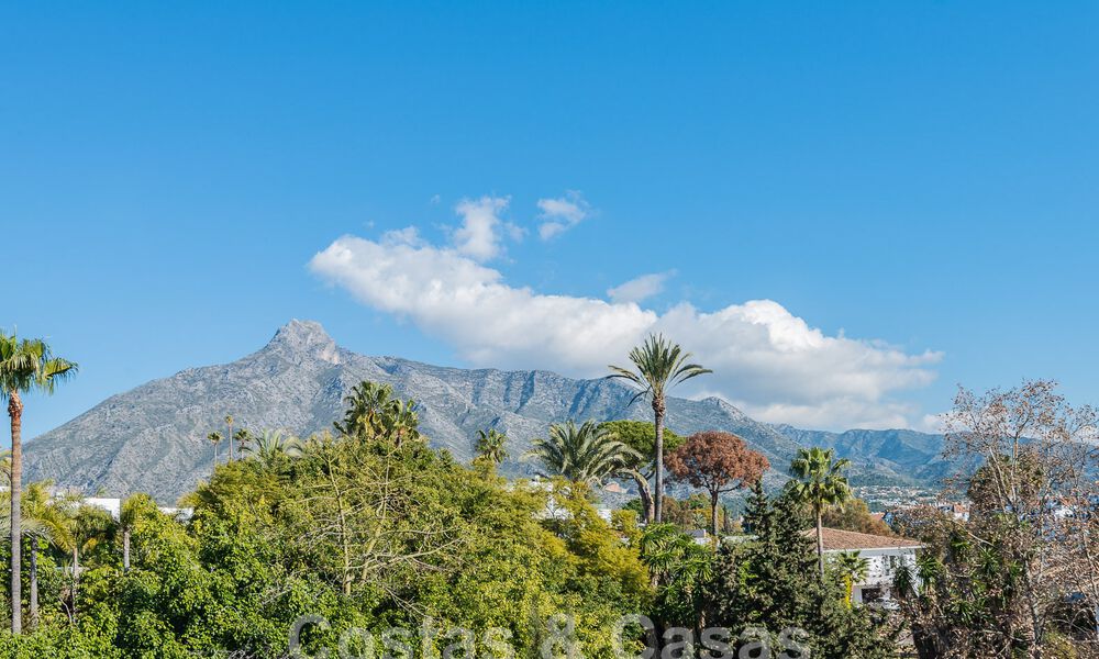 Lujoso apartamento en venta con vistas panorámicas al mar en una urbanización cerrada en la Milla de Oro, Marbella 61721