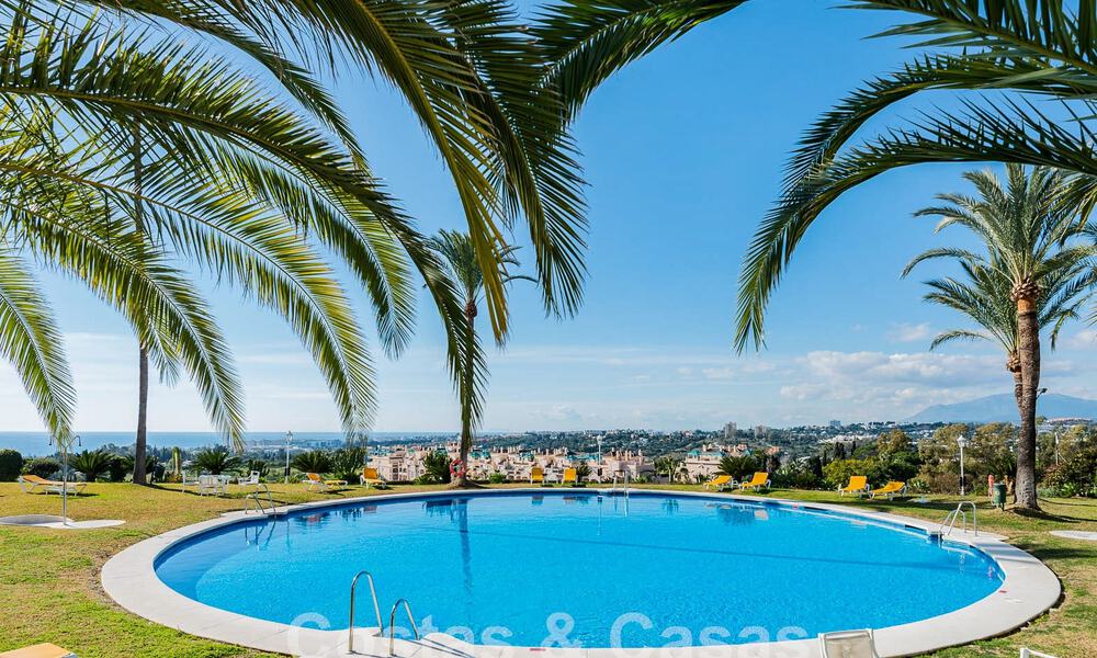 Lujoso apartamento en venta con vistas panorámicas al mar en una urbanización cerrada en la Milla de Oro, Marbella 61722