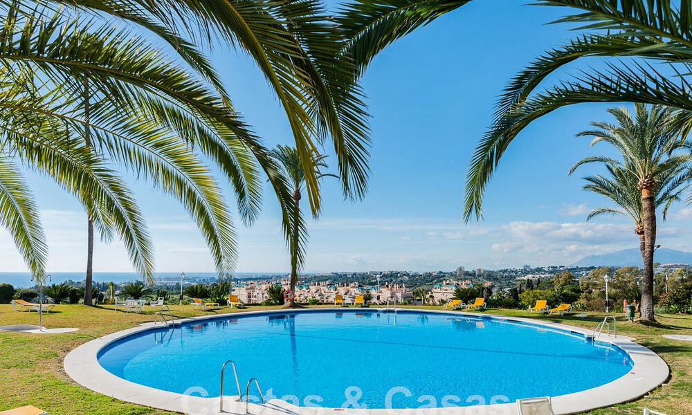Lujoso apartamento en venta con vistas panorámicas al mar en una urbanización cerrada en la Milla de Oro, Marbella 61722