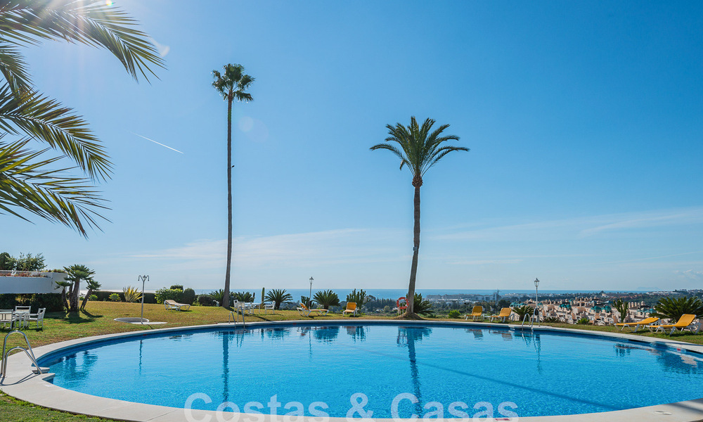 Lujoso apartamento en venta con vistas panorámicas al mar en una urbanización cerrada en la Milla de Oro, Marbella 61723
