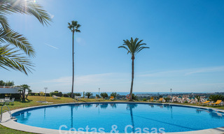 Lujoso apartamento en venta con vistas panorámicas al mar en una urbanización cerrada en la Milla de Oro, Marbella 61723 