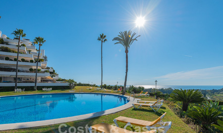 Lujoso apartamento en venta con vistas panorámicas al mar en una urbanización cerrada en la Milla de Oro, Marbella 61724