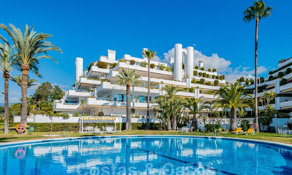 Lujoso apartamento en venta con vistas panorámicas al mar en una urbanización cerrada en la Milla de Oro, Marbella 61725