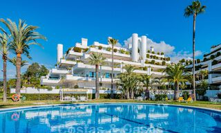 Lujoso apartamento en venta con vistas panorámicas al mar en una urbanización cerrada en la Milla de Oro, Marbella 61725 