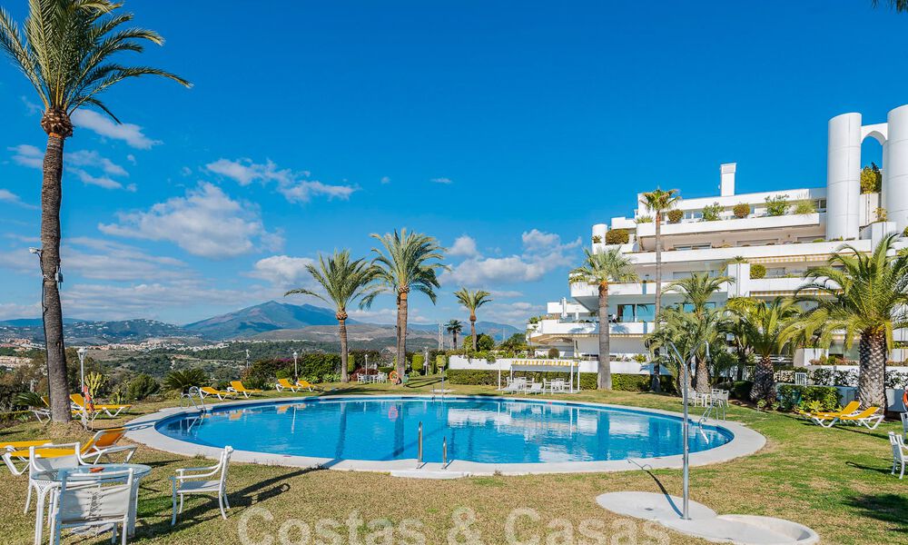 Lujoso apartamento en venta con vistas panorámicas al mar en una urbanización cerrada en la Milla de Oro, Marbella 61726