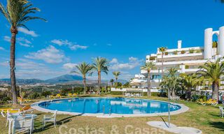 Lujoso apartamento en venta con vistas panorámicas al mar en una urbanización cerrada en la Milla de Oro, Marbella 61726 