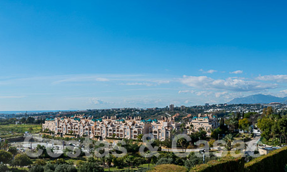 Lujoso apartamento en venta con vistas panorámicas al mar en una urbanización cerrada en la Milla de Oro, Marbella 61727