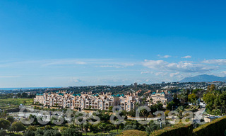 Lujoso apartamento en venta con vistas panorámicas al mar en una urbanización cerrada en la Milla de Oro, Marbella 61727 
