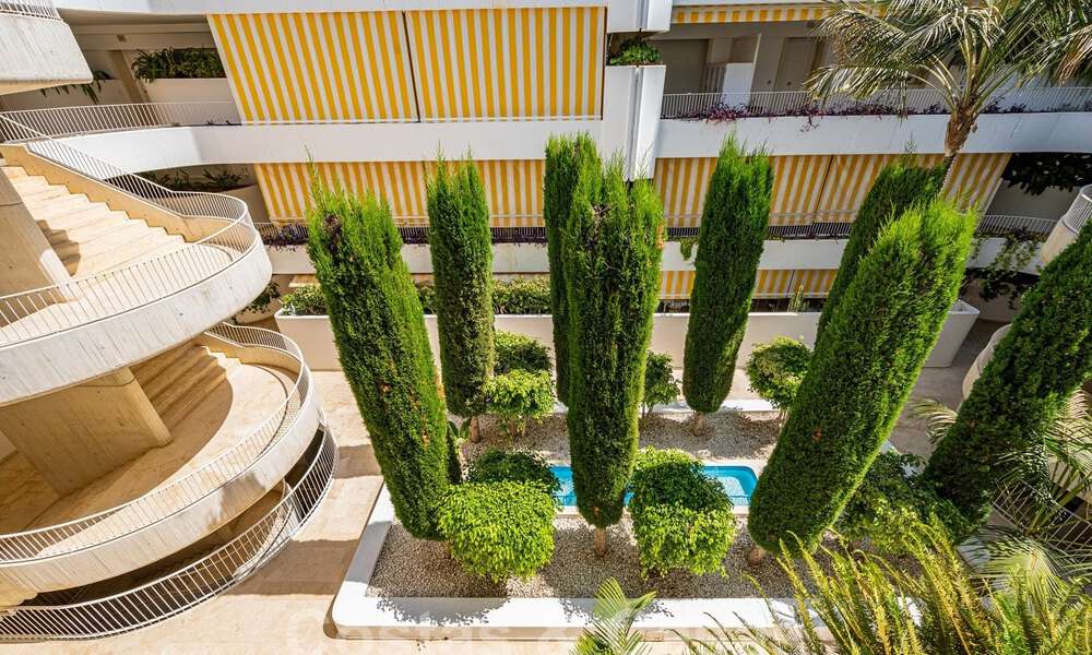 Lujoso apartamento en venta con vistas panorámicas al mar en una urbanización cerrada en la Milla de Oro, Marbella 61728