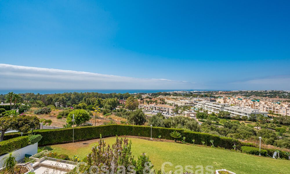 Lujoso apartamento en venta con vistas panorámicas al mar en una urbanización cerrada en la Milla de Oro, Marbella 61729