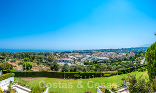 Lujoso apartamento en venta con vistas panorámicas al mar en una urbanización cerrada en la Milla de Oro, Marbella 61730 