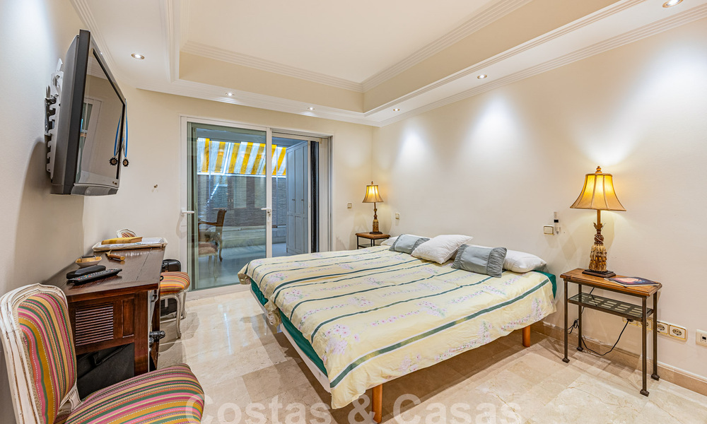 Lujoso apartamento en venta con vistas panorámicas al mar en una urbanización cerrada en la Milla de Oro, Marbella 61734