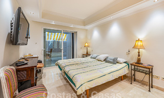 Lujoso apartamento en venta con vistas panorámicas al mar en una urbanización cerrada en la Milla de Oro, Marbella 61734 