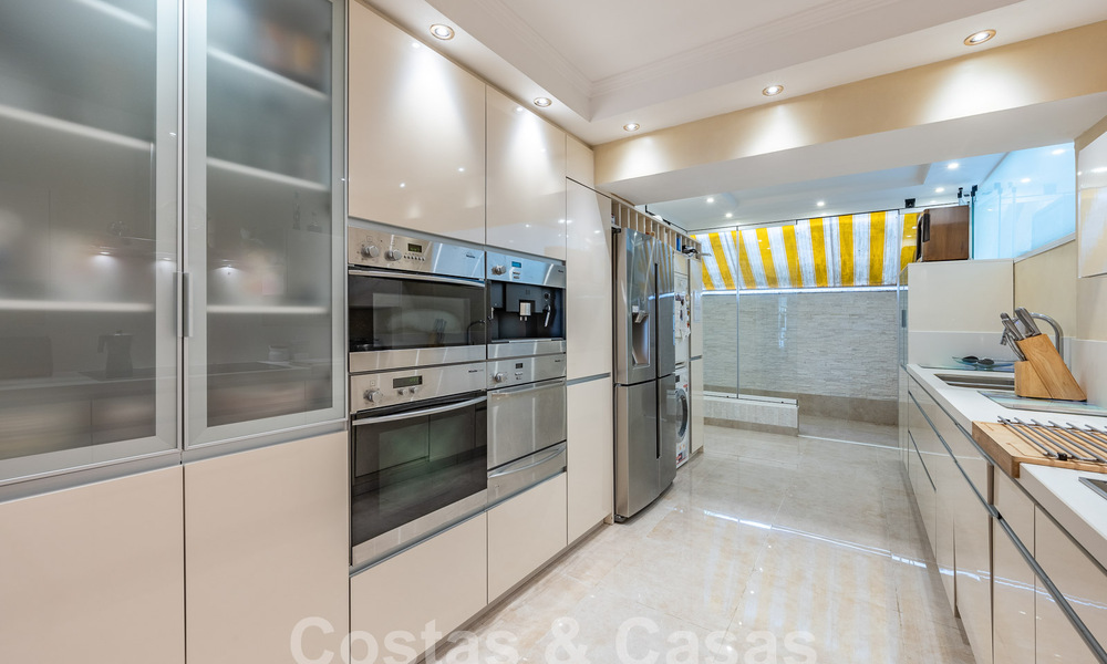Lujoso apartamento en venta con vistas panorámicas al mar en una urbanización cerrada en la Milla de Oro, Marbella 61737