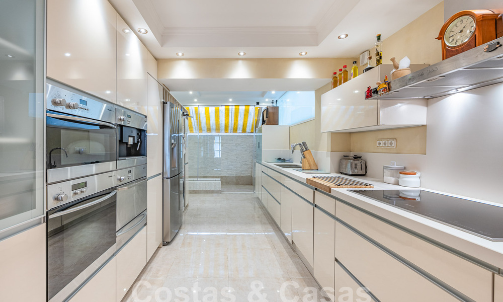 Lujoso apartamento en venta con vistas panorámicas al mar en una urbanización cerrada en la Milla de Oro, Marbella 61738