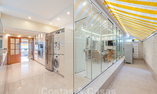 Lujoso apartamento en venta con vistas panorámicas al mar en una urbanización cerrada en la Milla de Oro, Marbella 61739 