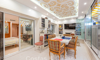 Lujoso apartamento en venta con vistas panorámicas al mar en una urbanización cerrada en la Milla de Oro, Marbella 61740 