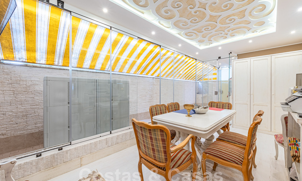 Lujoso apartamento en venta con vistas panorámicas al mar en una urbanización cerrada en la Milla de Oro, Marbella 61741