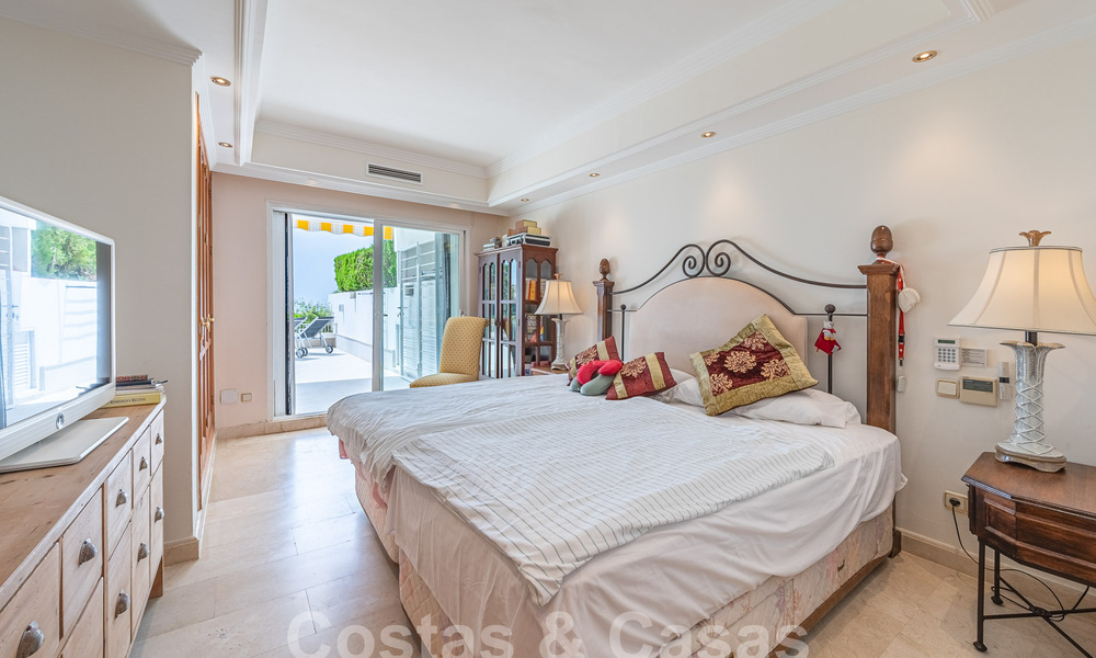 Lujoso apartamento en venta con vistas panorámicas al mar en una urbanización cerrada en la Milla de Oro, Marbella 61744