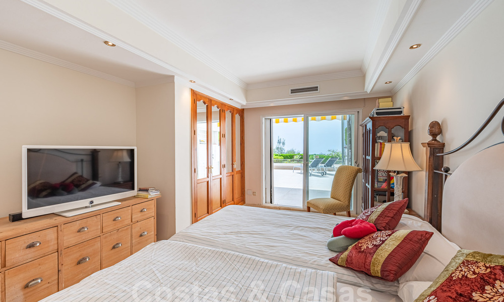 Lujoso apartamento en venta con vistas panorámicas al mar en una urbanización cerrada en la Milla de Oro, Marbella 61745