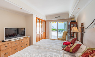 Lujoso apartamento en venta con vistas panorámicas al mar en una urbanización cerrada en la Milla de Oro, Marbella 61745 