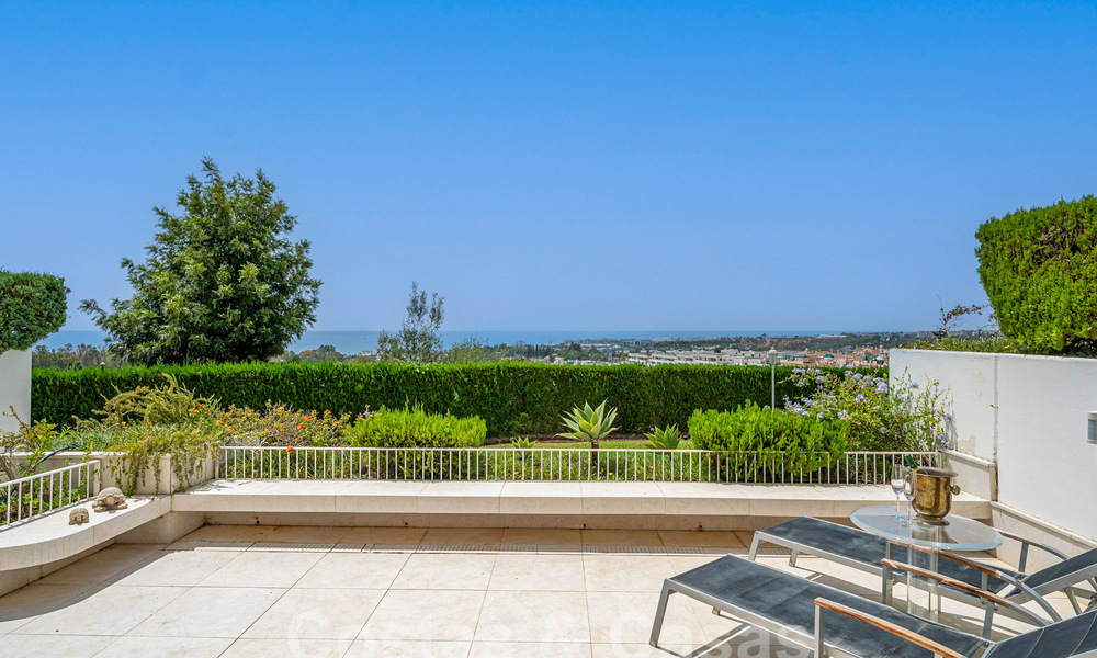 Lujoso apartamento en venta con vistas panorámicas al mar en una urbanización cerrada en la Milla de Oro, Marbella 61747