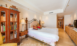 Lujoso apartamento en venta con vistas panorámicas al mar en una urbanización cerrada en la Milla de Oro, Marbella 61750 