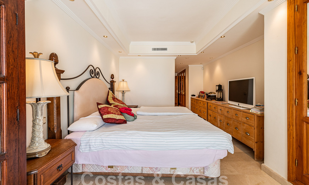 Lujoso apartamento en venta con vistas panorámicas al mar en una urbanización cerrada en la Milla de Oro, Marbella 61751
