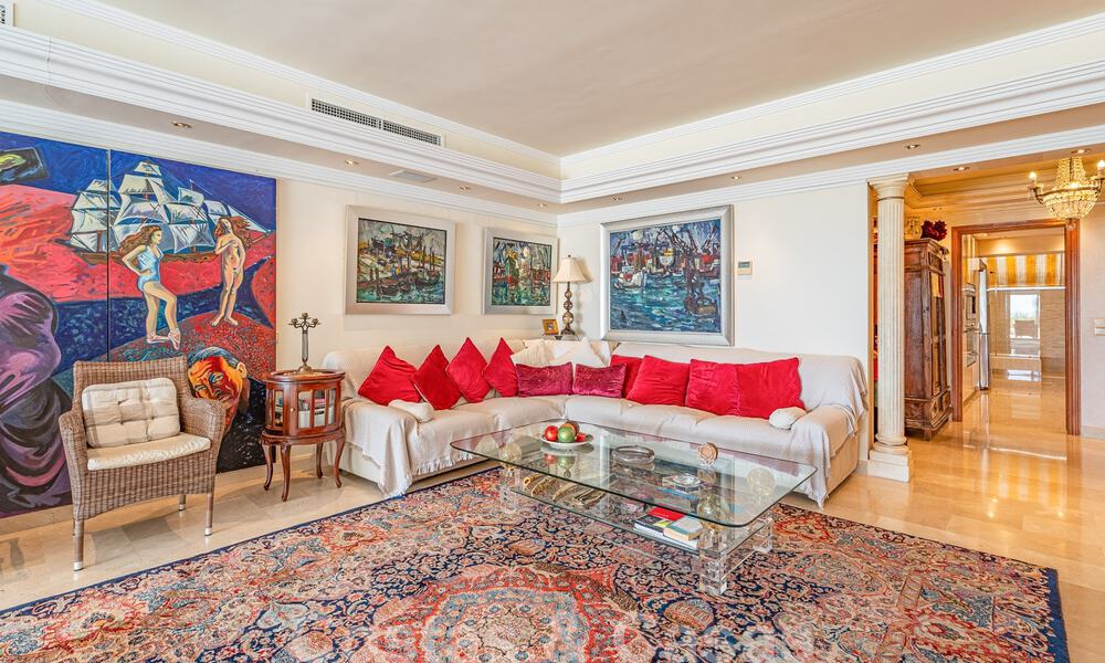Lujoso apartamento en venta con vistas panorámicas al mar en una urbanización cerrada en la Milla de Oro, Marbella 61754