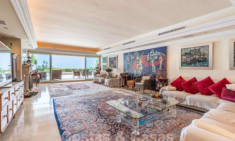 Lujoso apartamento en venta con vistas panorámicas al mar en una urbanización cerrada en la Milla de Oro, Marbella 61755