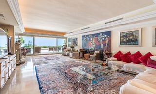 Lujoso apartamento en venta con vistas panorámicas al mar en una urbanización cerrada en la Milla de Oro, Marbella 61755 
