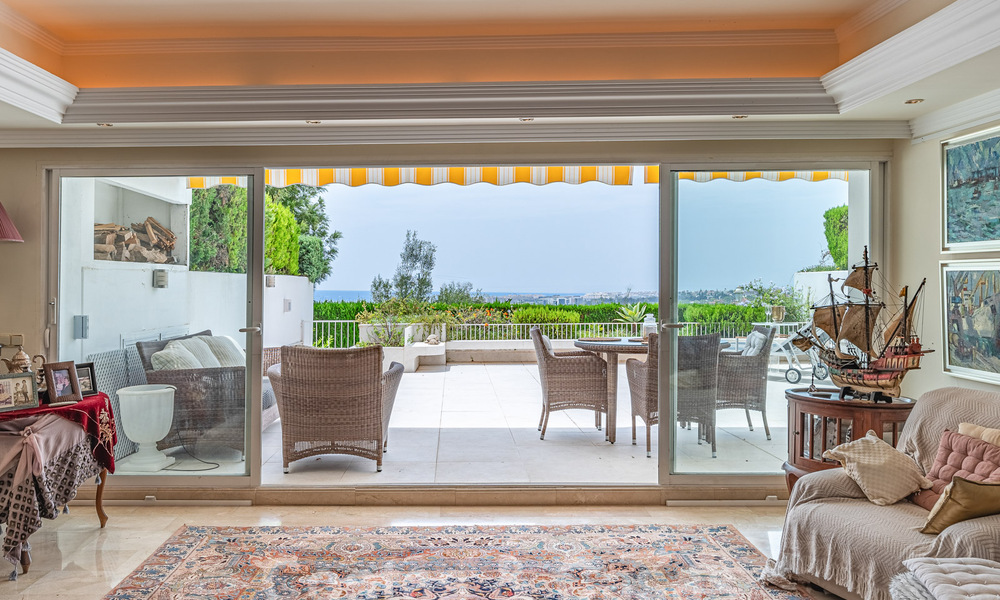 Lujoso apartamento en venta con vistas panorámicas al mar en una urbanización cerrada en la Milla de Oro, Marbella 61757