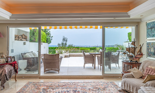 Lujoso apartamento en venta con vistas panorámicas al mar en una urbanización cerrada en la Milla de Oro, Marbella 61757 