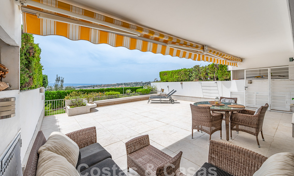 Lujoso apartamento en venta con vistas panorámicas al mar en una urbanización cerrada en la Milla de Oro, Marbella 61759