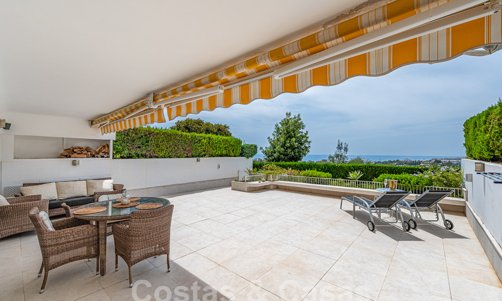 Lujoso apartamento en venta con vistas panorámicas al mar en una urbanización cerrada en la Milla de Oro, Marbella 61760