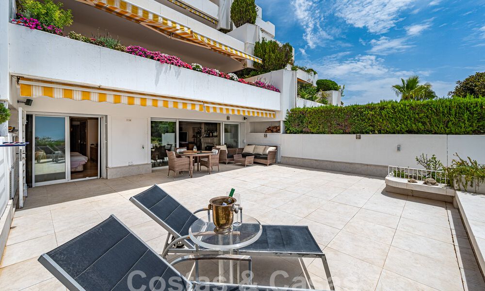 Lujoso apartamento en venta con vistas panorámicas al mar en una urbanización cerrada en la Milla de Oro, Marbella 61761