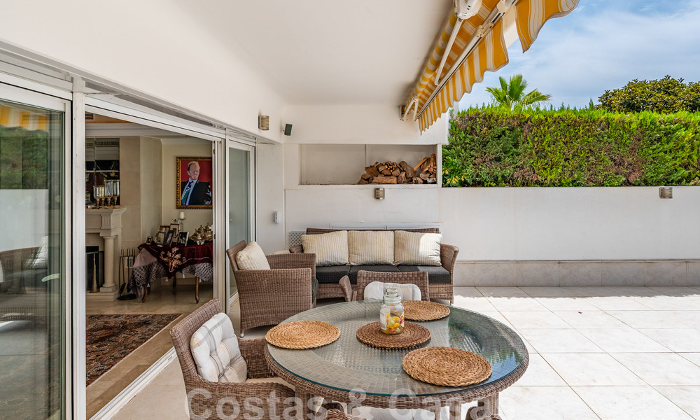 Lujoso apartamento en venta con vistas panorámicas al mar en una urbanización cerrada en la Milla de Oro, Marbella 61762