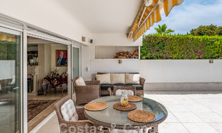 Lujoso apartamento en venta con vistas panorámicas al mar en una urbanización cerrada en la Milla de Oro, Marbella 61762 