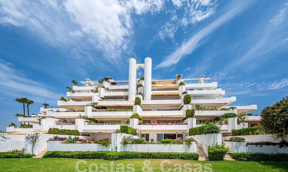 Lujoso apartamento en venta con vistas panorámicas al mar en una urbanización cerrada en la Milla de Oro, Marbella 61763