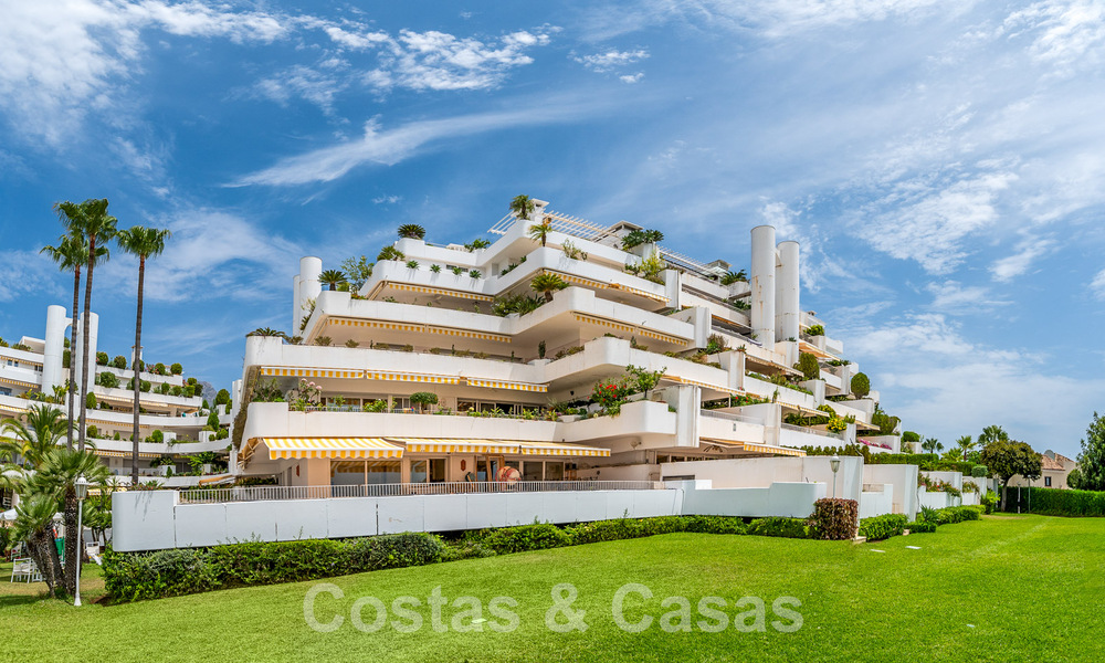 Lujoso apartamento en venta con vistas panorámicas al mar en una urbanización cerrada en la Milla de Oro, Marbella 61764