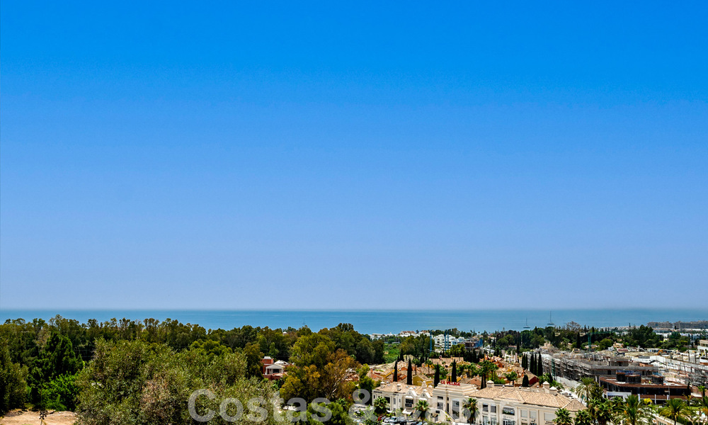 Lujoso apartamento en venta con vistas panorámicas al mar en una urbanización cerrada en la Milla de Oro, Marbella 61765