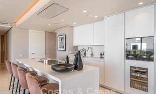 Moderno apartamento con jardín y vistas al mar en venta, a poca distancia en coche del centro de Marbella 61778 