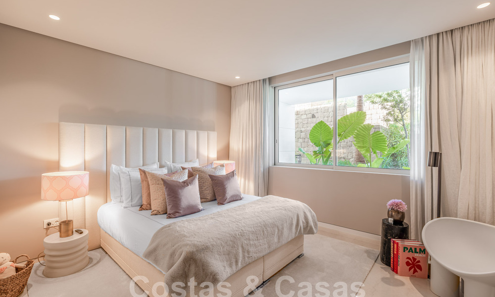 Moderno apartamento con jardín y vistas al mar en venta, a poca distancia en coche del centro de Marbella 61781
