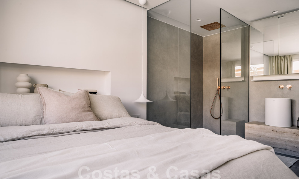 Impresionante ático reformado en venta con vistas panorámicas al golf y al mar en el corazón de Nueva Andalucía, Marbella 61798