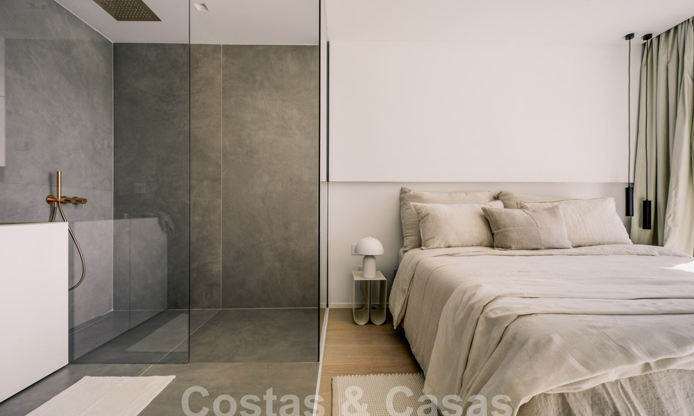 Impresionante ático reformado en venta con vistas panorámicas al golf y al mar en el corazón de Nueva Andalucía, Marbella 61800